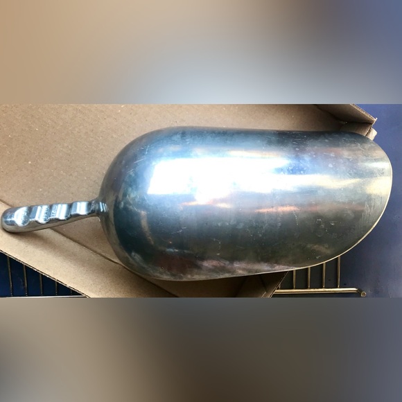 ThunderGroup85oz. One-Piece Cast Aluminum Ice Scoop
Used but in great condition - Picture 4 of 8